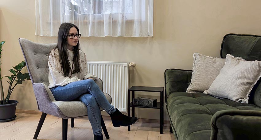 Bara Andrea pszichológus egy székben ül